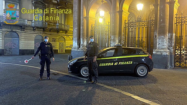 Catania nel mirino della Finanza, posti di blocco beccano 18 soggetti senza mascherina