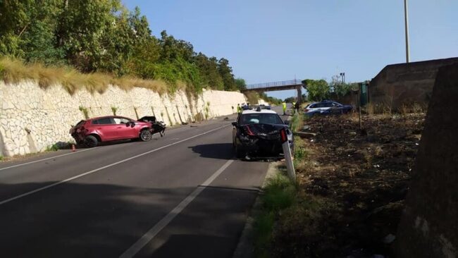 Giovane contro un muro, vola fuori dall’auto: feriti due carabinieri, 22enne lotta tra la vita e la morte