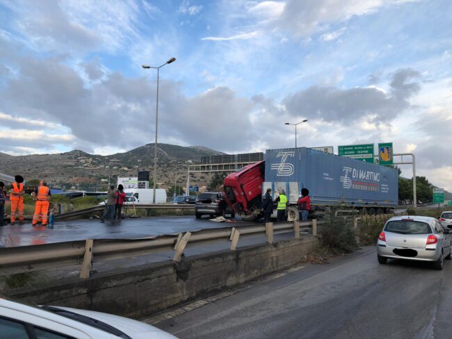 Tir sbanda, tampona un’auto e finisce al centro della carreggiata: autista in codice rosso, traffico bloccato direzione aeroporto