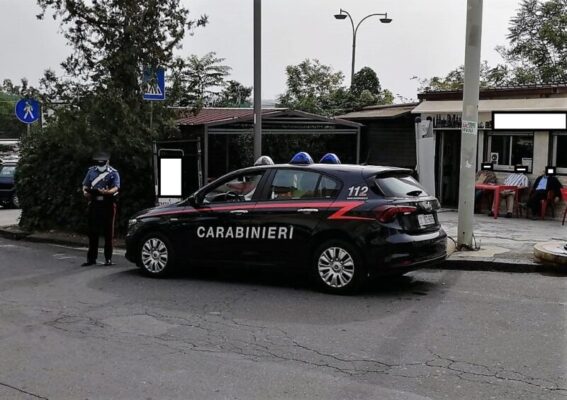 Rissa tra uomini nel Catanese per una donna: in via Francesco Crispi volano anche tavoli, arrestati