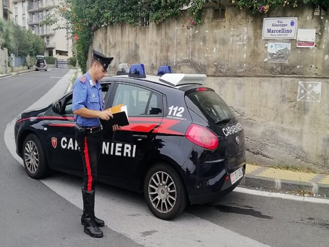 Catania, roso dalla gelosia accusa la moglie di avere un altro e distrugge i mobili di casa: arrestato 45enne