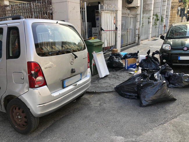 Beccato ad abbandonare rifiuti in strada: sanzionato il titolare di un ristorante