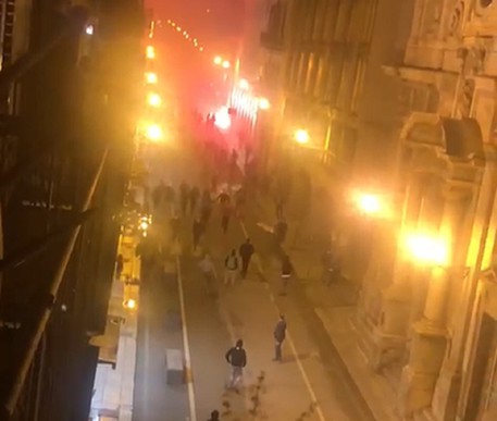 Emergenza Coronavirus in Sicilia, tensioni a Palermo: protesta contro Dpcm, ferito un operatore Mediaset