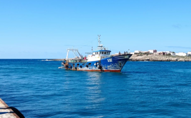 Lampedusa e Linosa, trasferiti all’hotspot i 200 migranti rimasti sul molo Favarolo