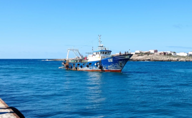 Ancora migranti a Lampedusa, scatta il trasferimento nell’hotspot: “Ci sarebbero alcuni dispersi”