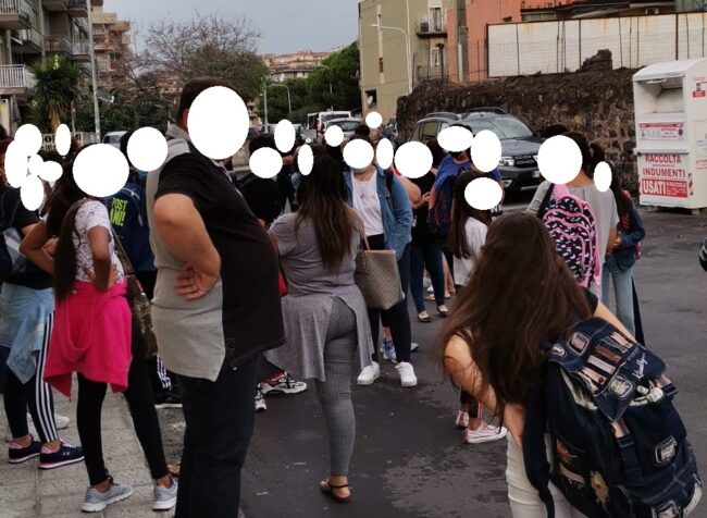Scuola “Italo Calvino”, nel rione Barriera assembramenti e cassonetti stracolmi: la denuncia dei genitori, ecco come stanno le cose