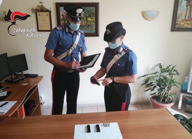 Pistola e 14 cartucce nascoste dentro la credenza di casa: arrestato 42enne