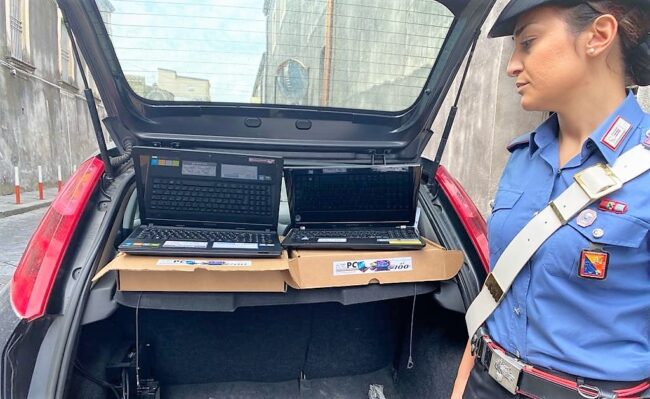 Vendeva computer rubati in piazza Stesicoro: folla di clienti attrae i carabinieri, scatta la denuncia