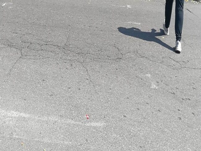 Donna investita mentre attraversa la strada, è grave