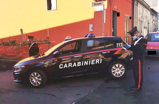 Truffa dello specchietto “miete” nuove vittime nel Catanese: pensionato cade nel tranello di un 30enne