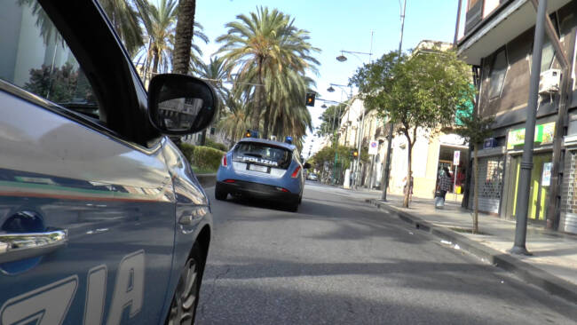 Rapina un’anziana uscita dal supermercato e la sbatte contro un cancello: in manette 40enne