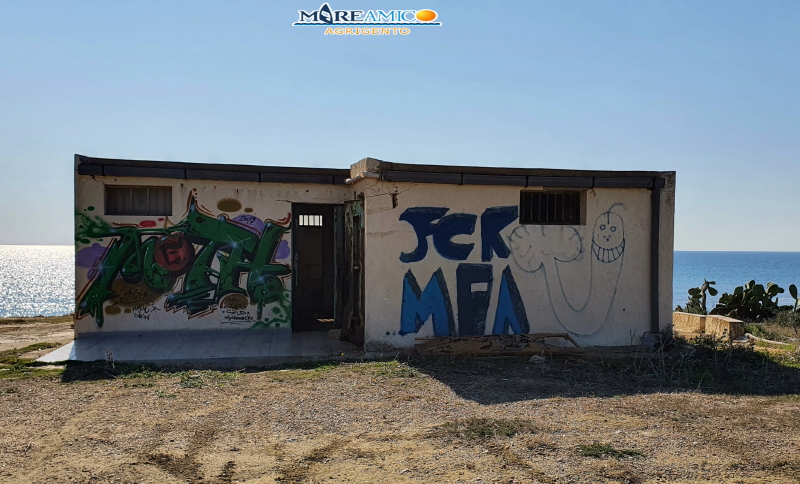 Una casa a 10 metri dal mare e a rischio crollo. La denuncia di Mareamico: “Il comune intervenga”
