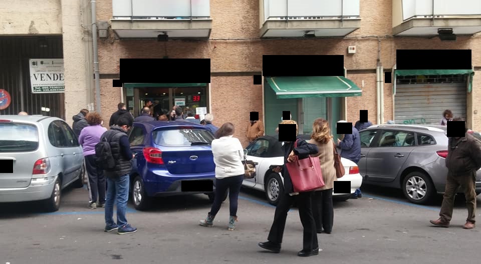 Catania, neanche il Covid contrasta la tradizione del dolce della domenica: fila ed elimina code davanti pasticceria