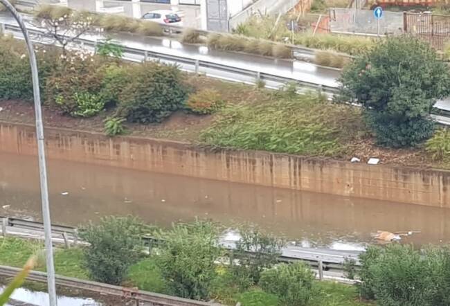 Prende in pieno un tombino aperto e si ribalta con l’auto: ancora disagi a Palermo a causa del maltempo