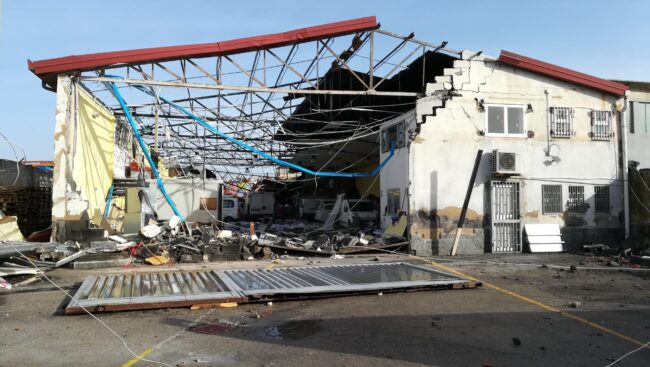 Maltempo Catania, la tromba d’aria e la conta dei danni: segnalati diversi crolli, attivato numero d’emergenza – FOTO
