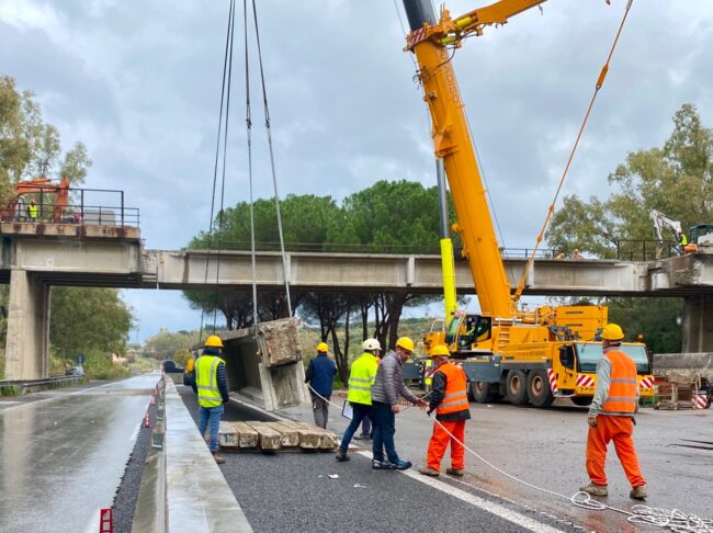 Messina, demolito il primo dei due cavalcavia della A20