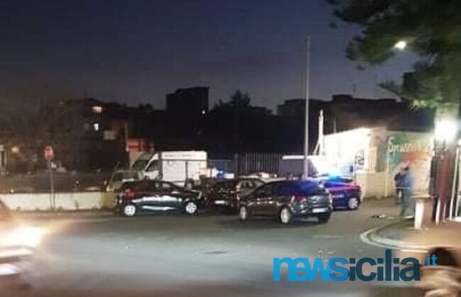 Aggressione a Catania, lo “puntano” e lo investono: scientifica e carabinieri in via Leucatia, la vittima è un 54enne
