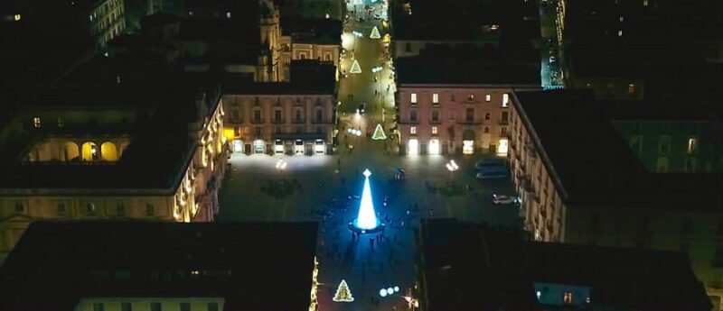 Catania, acceso l’albero di Natale in piazza Università. Bonaccorsi: “Aiuterà i negozi, anticiperemo anche i saldi”