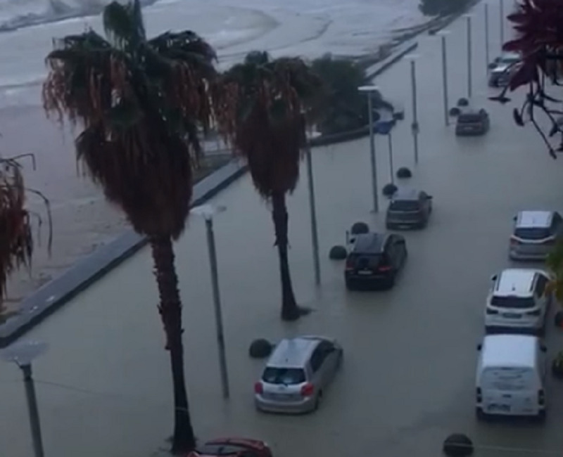 Meteo, scene apocalittiche in Calabria: alluvioni e nubifragi. Trema la Sicilia: l’allerta si sposta al Sud – VIDEO