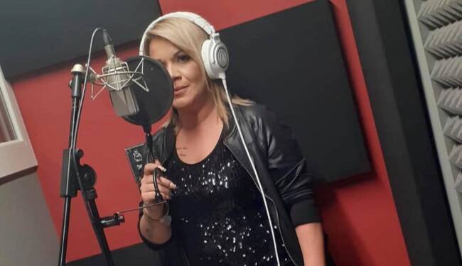 Angela da Mondello, guai per il video musicale senza mascherine e con assembramenti: autolavaggio chiuso e 4 denunciati