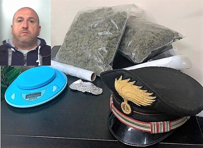 Spacciava dentro casa nel Catanese, il complice prova a “buttare fuori” i carabinieri: un arresto e una denuncia