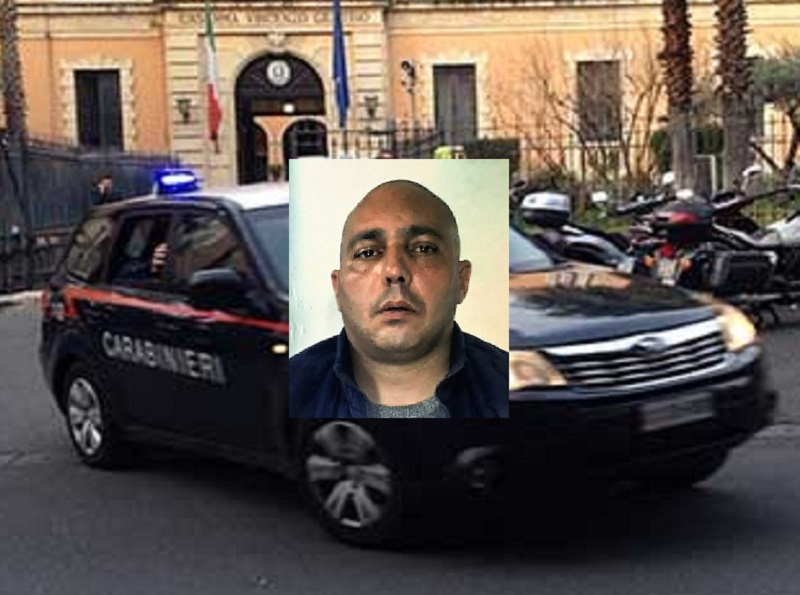 Arrivano i carabinieri per arrestarlo ma minaccia di suicidarsi: in carcere omicida 42enne