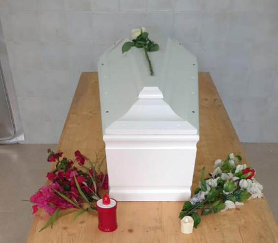 Dalla speranza di una vita migliore alla tragedia, seppellito a Lampedusa il neonato di 6 mesi morto in mare: aperta inchiesta