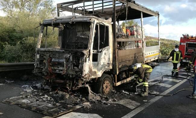 Incendio nel Catanese, camion prende improvvisamente fuoco: paura per il conducente, distrutto il mezzo – FOTO