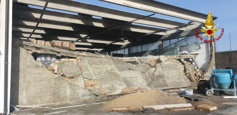 Tromba d’aria a Catania, parcheggio Interbus distrutto: inizia la messa in sicurezza, le FOTO degli interventi