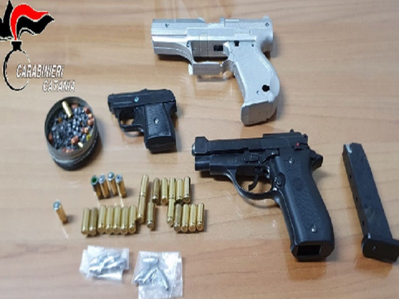 Catania, spara un colpo con la pistola giocattolo e si ferisce: arrestato 56enne