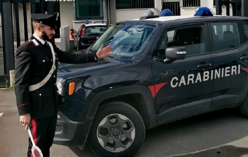 Esce di strada e finisce contro un muro: i carabinieri gli trovano la marijuana in auto, arrestato