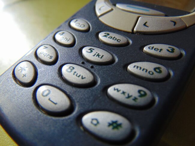 “Buon Natale”, il 3 dicembre 1992 viene inviato il primo SMS della storia: ecco come nacque