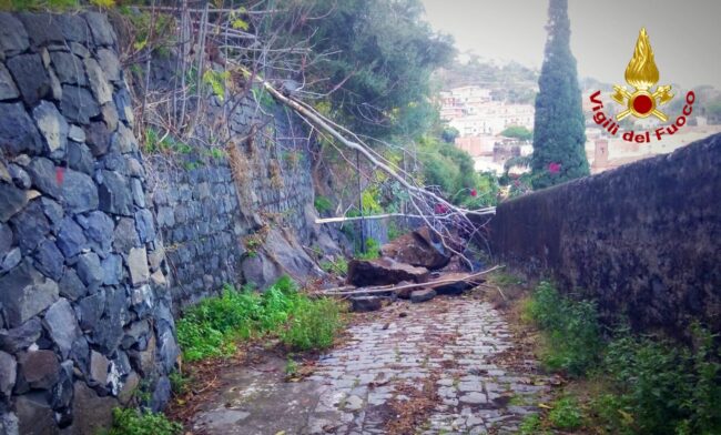 Crollo alla Timpa di Acireale, massi cadono sulla strada per il porticciolo di Santa Maria la Scala: zona transennata