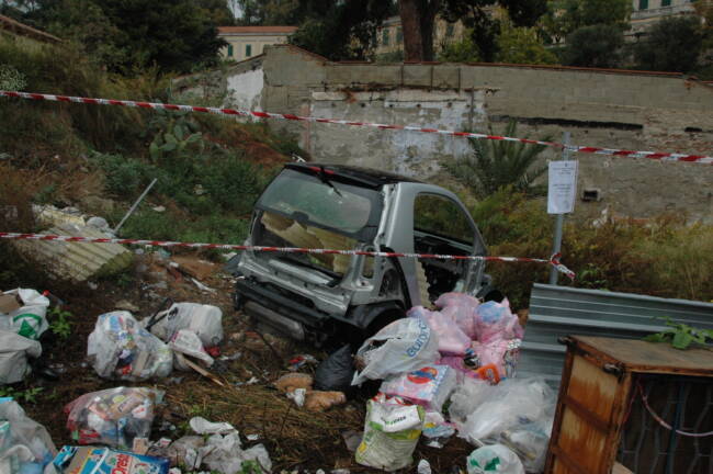 Messina, area di via Seminario Estivo trasformata in una discarica a cielo aperto: presenti rifiuti pericolosi per l’uomo