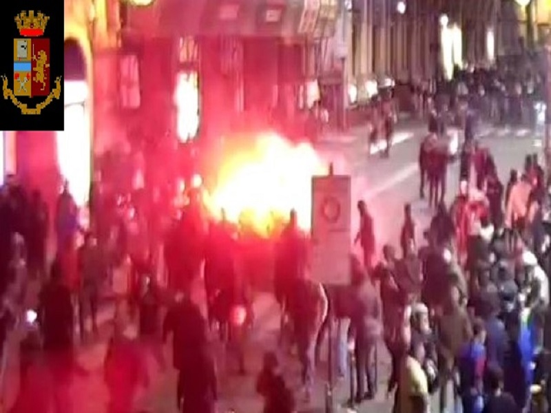 Catania, protesta contro nuovo Dpcm e scoppio bombe carta: fermati i responsabili