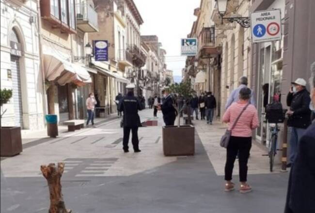 Tragedia in via Cavour, disabile si accascia al suolo e muore: inutili i tentativi di soccorso, momenti di trambusto a Vittoria