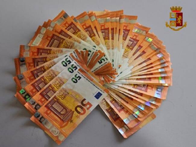 Adrano, produce 48 biglietti da 50 euro ma la polizia scopre che sono falsi: arrestato pregiudicato