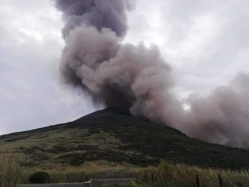 Evento eruttivo a Stromboli, densa nube di cenere e flusso piroclastico lungo la Sciara del Fuoco