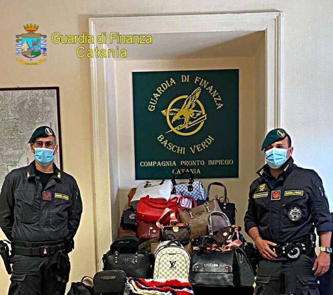 Vestiti e accessori contraffati, maxi sequestro nei pressi della “Fera o’ luni” di Catania