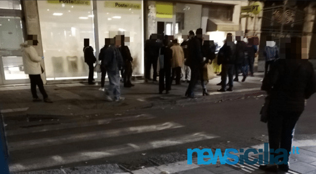 Covid Catania, assembramenti fuori dalle filiali. Sindacati a Poste Italiane “Più sportelli e personale per maggiore sicurezza”