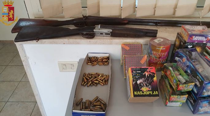 Fucili, munizioni illecite e materiale pirotecnico in abbondanza, fermato 63enne – VIDEO