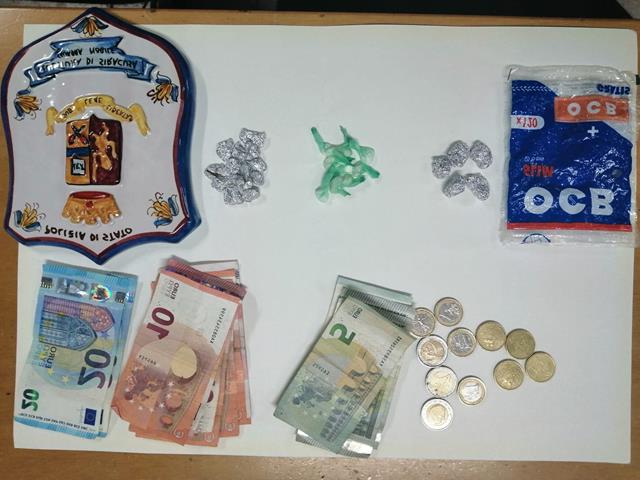 Siracusa “a ferro e fuoco” contro vendita di droga: in manette due pusher, sequestrata “centrale” di spaccio – VIDEO