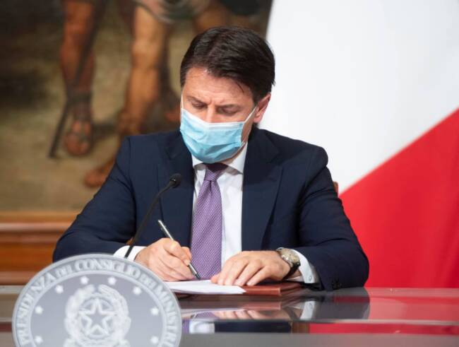 Coronavirus, Natale 2020 in rosso: Italia blindata dal 24 dicembre al 6 gennaio, le ultime ore per decidere