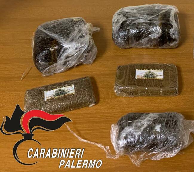Mezzo chilo di hashish in casa, panetti pronti per lo spaccio: arrestato un pensionato