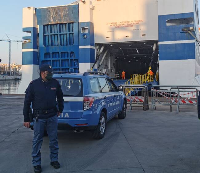 Falsifica i timbri nel passaporto ma viene scoperto dalla polizia: denunciato cittadino tunisino