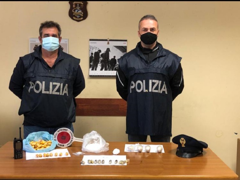 Millanta di essere venuto in pullman, ma viene trovato con la droga: polizia arresta uomo