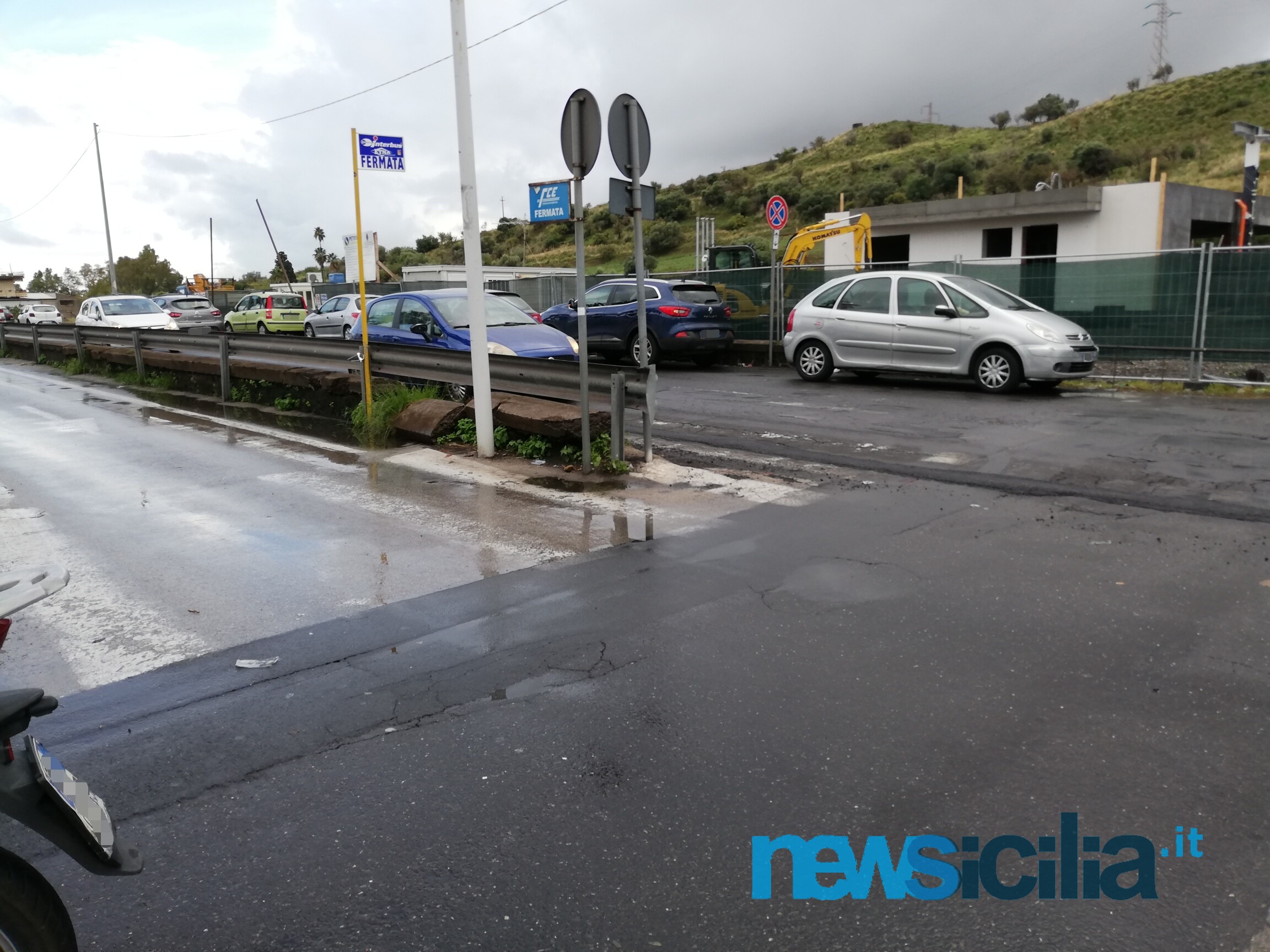 Ospedale Garibaldi-Nesima, scomparse le strisce pedonali all’ingresso: “I pedoni sono invisibili?” – FOTO