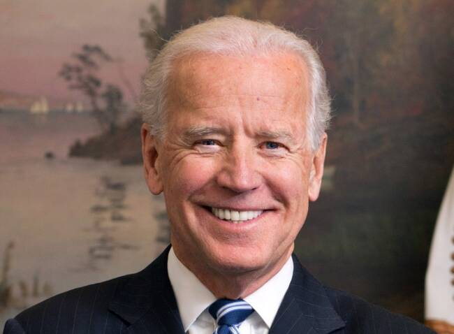 Stati Uniti, Joe Biden si insedia come presidente e raccoglie l’eredità di Trump: le prime mosse del Dem