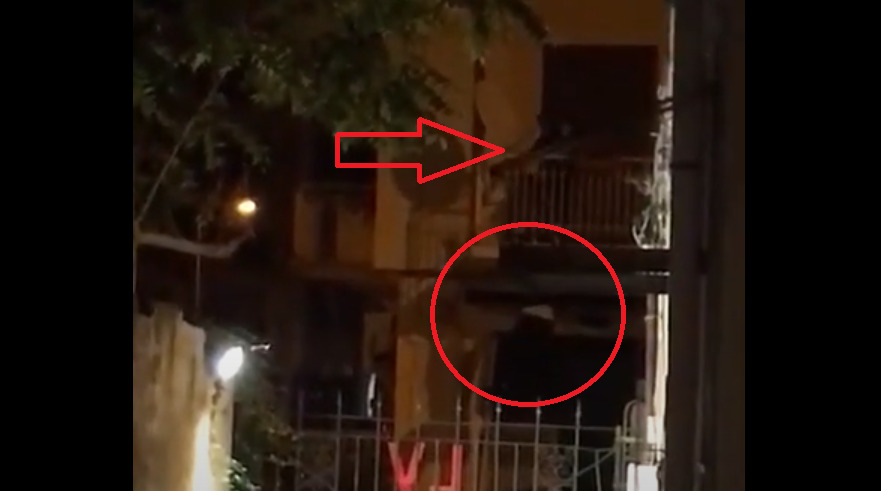 Si arrampicano sui cartelli stradali per raggiungere un balcone: ladri rubano due bici, ma vengono scoperti – il VIDEO