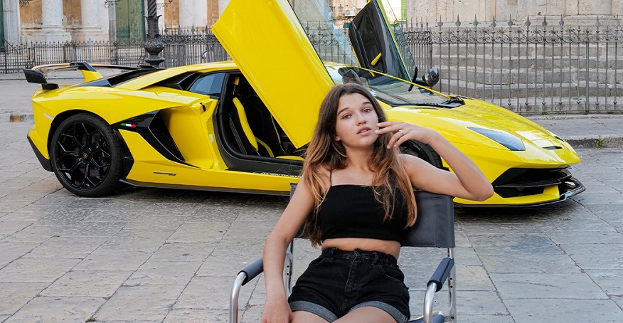 Ragazzine “ammiccanti” per rappresentare Lamborghini a Palermo: gli scatti di Letizia Battaglia scatenano la polemica